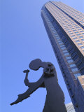 Hammering Man Statue and Fair Tower, Frankfurt, Hesse, Germany, Europe Photographie par Hans Peter Merten