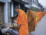Novice Buddhist Monks Collecting Alms of Rice, Luang Prabang, Laos, Indochina, Southeast Asia, Asia Photographie par Upperhall Ltd