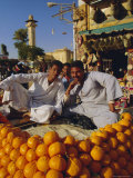 Market Traders by Their Orange Stall, Luxor, Egypt, North Africa Fotografisk trykk av Julia Bayne Market Traders by Their Orange Stall, Luxor, Egypt, North Africa Fotografisk trykk av Julia Bayne