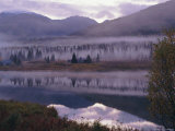 Dawn Mist in Autumnal Colours and Hunters Cabin Closed for the Winter, Kenai Peninsula, Alaska, USA Fotografisk trykk av Jeremy Bright