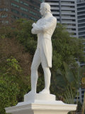 Statue of Sir Stamford Raffles, Raffles Landing Site, Singapore, South East Asia Lámina fotográfica por Amanda Hall Statue of Sir Stamford Raffles, Raffles Landing Site, Singapore, South East Asia Lámina fotográfica por Amanda Hall