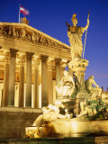 Statue in Front of the Parliament Buildings in Vienna, Austria Láminas por Roy Rainford Statue in Front of the Parliament Buildings in Vienna, Austria Láminas por Roy Rainford