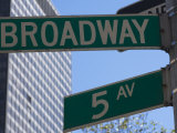 Broadway and 5th Avenue Street Signs, Manhattan, New York City, New York, USA Fotografie-Druck von Amanda Hall