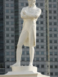 Statue of Sir Stamford Raffles at Raffles Landing Site, Singapore, South East Asia Lámina fotográfica por Amanda Hall Statue of Sir Stamford Raffles at Raffles Landing Site, Singapore, South East Asia Lámina fotográfica por Amanda Hall