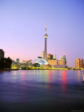 The Cn Tower Rises Above the City Skyline at Dusk, Toronto, Ontario, Canada Lámina fotográfica por Roy Rainford