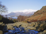 Ashness Bridge, Skiddaw in the Background, Lake District National Park, Cumbria, England, UK Lámina fotográfica por Roy Rainford