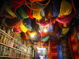 Brightly Dyed Wool Hanging from Roof of a Shop, Marrakech, Morrocco, North Africa, Africa Fotografisk tryk af John Miller Brightly Dyed Wool Hanging from Roof of a Shop, Marrakech, Morrocco, North Africa, Africa Fotografisk tryk af John Miller
