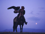 Kalanash Sarsembek with Eagle, a Hunter's Moonrise Over Steppe, Kazakhstan, Central Asia Fotografisk trykk av David Beatty Kalanash Sarsembek with Eagle, a Hunter's Moonrise Over Steppe, Kazakhstan, Central Asia Fotografisk trykk av David Beatty