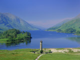 Glenfinnan Monument and Loch Shiel, Highlands Region, Scotland, UK, Europe Photographie par Kathy Collins
