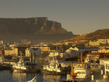 The V & A. Waterfront with Table Mountain, Cape Town, South Africa Photographie par Fraser Hall