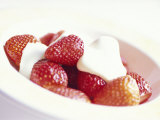 Bowl of Strawberries and Cream Photographie par Fraser Hall