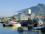V & a Waterfront with Table Mountain, Cape Town, South Africa Photographie par Fraser Hall
