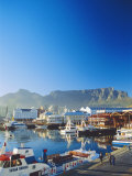 The Victoria & Albert Waterfront with Table Mountain Behind, Cape Town, South Africa Photographie par Fraser Hall