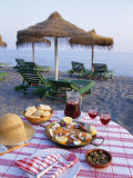 Paella with Olives, Bread and Sangria on a Table on the Beach in Andalucia, Spain Photographie par Michael Busselle