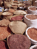 Beans and Pulses at the Market, Stone Town, Island of Zanzibar, Tanzania, East Africa, Africa Photographie par Yadid Levy