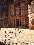 Tourists Silhouetted in Front of the Treasury (El Khazneh) (Al Khazna), Jordan, Middle East Photographie par Upperhall Ltd
