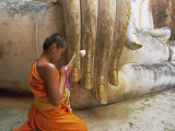Novice Buddhist Monk and Phra Atchana Buddha Statue, Sukhothai Province, Thailand Photographie par Gavin Hellier