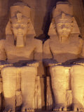 Floodlit Colossi of Ramses II, Seated Statues on Facade of Temple, Abu Simbel, Egypt, North Africa Photographie par Upperhall Ltd
