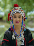 Portrait of an Akha Hill Tribe Woman in Traditional Clothing, Mae Hong Son Province Fotografie-Druck von Gavin Hellier
