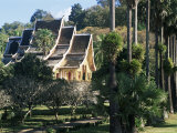 Wat Mai Suwannaphumaham and Trees, Luang Prabang, Unesco World Heritage Site, Laos, Indochina Photographie par Upperhall Ltd