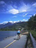 Cyclist on Valley Trail in Summer Beside Green Lake in the Whistler Valley, Whistler, Canada Fotografisk trykk av Pearl Bucknell