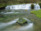Waterfall on River Lathkill, Lathkill Dale, Peak District National Park, Derbyshire, England Fotografisk trykk av Pearl Bucknell