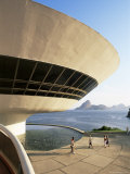 View Across Guanabara Bay to Rio, Museo De Arte Contemporanea, Rio De Janeiro, Brazil Lámina fotográfica por Upperhall Ltd