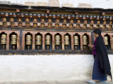 Bhutanese Woman Turning Buddhist Prayer Wheels, Trashi Chhoe Dzong, Thimphu, Bhutan, Asia Photographie par Angelo Cavalli