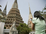 Thai Woman Taking Pictures, Wat Poo, Bangkok, Thailand, Southeast Asia, Asia Photographie par Angelo Cavalli