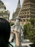 Thai Woman Taking Pictures, Wat Poo, Bangkok, Thailand, Southeast Asia, Asia Photographie par Angelo Cavalli