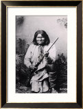 Geronimo Holding a Rifle, 1884 Estampe encadrée