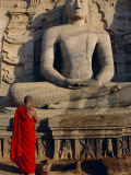 Monk in Front of the Seated Buddha Statue, Gol Vihara, Polonnaruwa, Sri Lanka, Asia Lámina fotográfica por Bruno Morandi Monk in Front of the Seated Buddha Statue, Gol Vihara, Polonnaruwa, Sri Lanka, Asia Lámina fotográfica por Bruno Morandi
