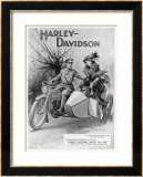 An Advertisement for Harley- Davidson Showing a Soldier Taking His Lady Friend for a Ride Stampa giclee con cornice An Advertisement for Harley- Davidson Showing a Soldier Taking His Lady Friend for a Ride Stampa giclee con cornice