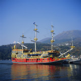 Lake Ashinoko, Pirate Ship Ferrying Tourists Across the Lake, Hakone, Japan Photographie par Christopher Rennie
