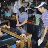 Cutting Tuna Fish, Morning Fish Market, Tsukiji, Tokyo, Japan Photographie par Christopher Rennie