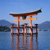 Torii Gate Shrine, (Itsukushima-Jingu Miya Jima), Japan Photographie par Christopher Rennie