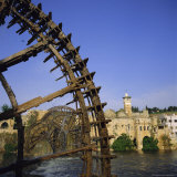 Waterwheels (Norias) on Orontes River, Mosque Al Nuri on Far Bank, Hama, Syria, Middle East Photographie par Christopher Rennie
