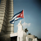 Cuban Flag and Jose Marti Memorial, Plaza De La Revolucion, Havana, Cuba, West Indies Photographie par Lee Frost