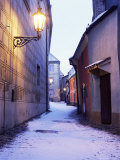Snow Covered 16th Century Cottages on Golden Lane in Winter Twilight, Hradcany, Czech Republic Photographie par Richard Nebesky