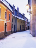 Snow Covered 16th Century Cottages on Golden Lane in Winter Twilight, Hradcany, Czech Republic Photographie par Richard Nebesky