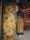 Temple Doors, Known as the Temple of the Goddess of the Sea, Singapore Lámina fotográfica por Fraser Hall Temple Doors, Known as the Temple of the Goddess of the Sea, Singapore Lámina fotográfica por Fraser Hall