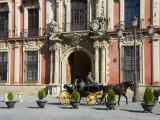 Horse and Carriage with Archbishops Palace in Background in Santa Cruz District, Seville, Spain Lámina fotográfica por Robert Harding