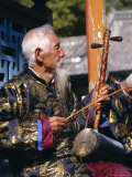 Portrait of an Elderly Musician from the Naxi Orchestra Practising by the Black Dragon Pool, China Lámina fotográfica por Doug Traverso