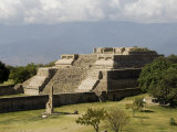 Building 5 at the Ancient Zapotec City of Monte Alban, Near Oaxaca City, Oaxaca, Mexico Lámina fotográfica por Robert Harding