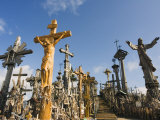 Hill of Crosses (Kryziu Kalnas), Thousands of Memorial Crosses, Lithuania, Baltic States Fotografisk tryk af Chris Kober Hill of Crosses (Kryziu Kalnas), Thousands of Memorial Crosses, Lithuania, Baltic States Fotografisk tryk af Chris Kober