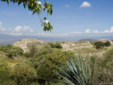 Looking West in the Ancient Zapotec City of Monte Alban, Near Oaxaca City, Oaxaca, Mexico Lámina fotográfica por Robert Harding