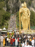 Statue of Hindu Deity with Pilgrims Walking 272 Steps up to Batu Caves, Selangor, Malaysia Photographie par Richard Nebesky