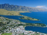 Aerial View Over Resort of Queenstown, New Zealand, Australasia Photographie par Robert Francis