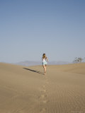 Woman Jogging, Sand Dunes Point, Death Valley National Park, California, USA Photographie par Angelo Cavalli
