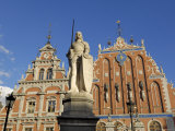 Statue of Roland in Front of the House of the Blackheads, Town Hall Square, Latvia, Baltic States Lámina fotográfica por Gary Cook